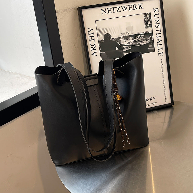 Fashionable And Versatile Commuter Shoulder Bag