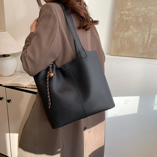 Fashionable And Versatile Commuter Shoulder Bag